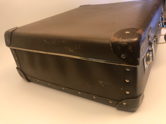 SEYEHAT İÇİN KAZETO CEKOSLOVAK MALI ORTA BOY KİLİTLİ BAVUL