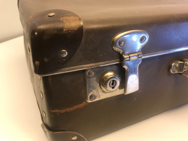 SEYEHAT İÇİN KAZETO CEKOSLOVAK MALI ORTA BOY KİLİTLİ BAVUL