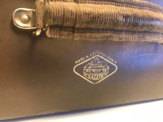 SEYEHAT İÇİN KAZETO CEKOSLOVAK MALI ORTA BOY KİLİTLİ BAVUL