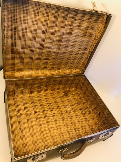 SEYEHAT İÇİN KAZETO CEKOSLOVAK MALI ORTA BOY KİLİTLİ BAVUL