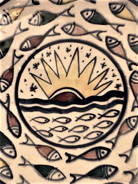 OSMANLI SAFİ İMZALI CİNİ TABAK ÜZERİ BALIK ORTASINDA GÜNEŞ FÜGÜRLÜ CANLI RENKLERDE