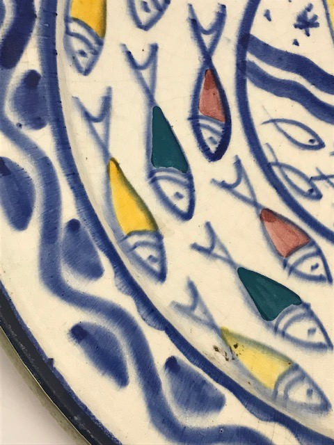 OSMANLI SAFİ İMZALI CİNİ TABAK ÜZERİ BALIK ORTASINDA GÜNEŞ FÜGÜRLÜ CANLI RENKLERDE