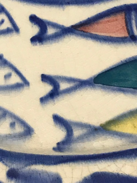 OSMANLI SAFİ İMZALI CİNİ TABAK ÜZERİ BALIK ORTASINDA GÜNEŞ FÜGÜRLÜ CANLI RENKLERDE