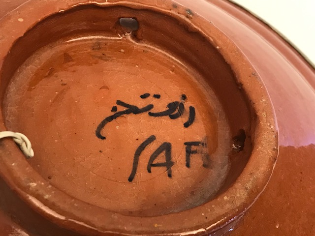 OSMANLI SAFİ İMZALI CİNİ TABAK ÜZERİ BALIK ORTASINDA GÜNEŞ FÜGÜRLÜ CANLI RENKLERDE