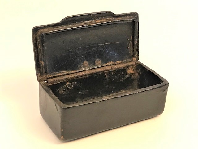 OSMANLI PAPYA MAŞA  ÜZERİ SUYOLU GUMUS KAKMA İŞLİ KAPAKLI CEPDE TASINAN  ENFİYE KUTUSU 