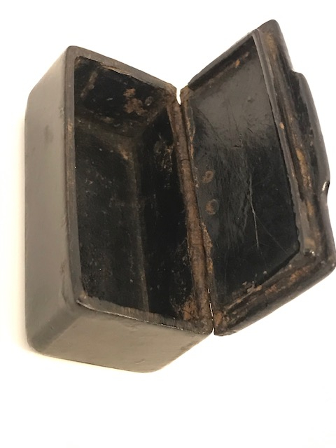 OSMANLI PAPYA MAŞA  ÜZERİ SUYOLU GUMUS KAKMA İŞLİ KAPAKLI CEPDE TASINAN  ENFİYE KUTUSU 