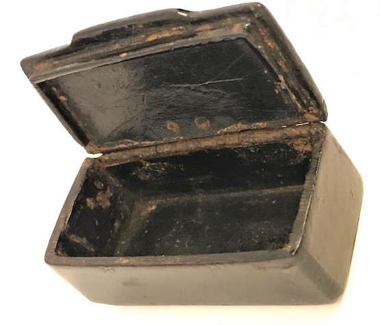 OSMANLI PAPYA MAŞA  ÜZERİ SUYOLU GUMUS KAKMA İŞLİ KAPAKLI CEPDE TASINAN  ENFİYE KUTUSU 