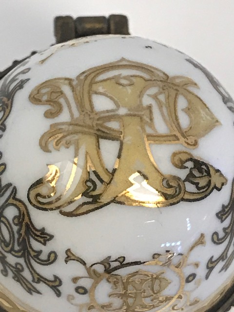 İNSİYALLİ EL BOYAMA POSSELEN KAPAKLI PASKALYA YUMURTASI HEDİYE KUTUSU