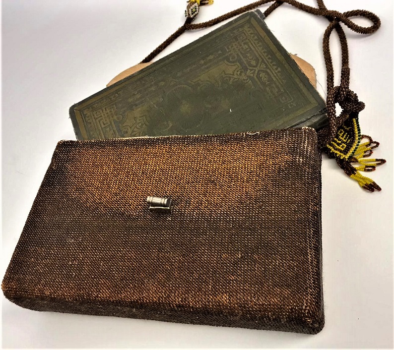 1960 TAMAMEN BONCUK EL İŞİ KURAN MUSAF CANTASI ÜSTU KELEBEK MOTİFLİ PÜSKÜLLERDE ALLAH YAZILI 70 YILLIKDIR