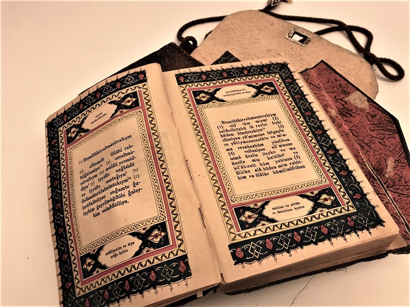 1960 TAMAMEN BONCUK EL İŞİ KURAN MUSAF CANTASI ÜSTU KELEBEK MOTİFLİ PÜSKÜLLERDE ALLAH YAZILI 70 YILLIKDIR