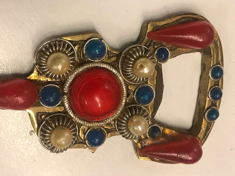 PİRİNC TAŞLARLA SÜSLÜ  GİTAR ŞEKLİNDE TURİSTLİK AMACLI ÜRETİLMİŞ KAPAK ŞİŞE ACACAK