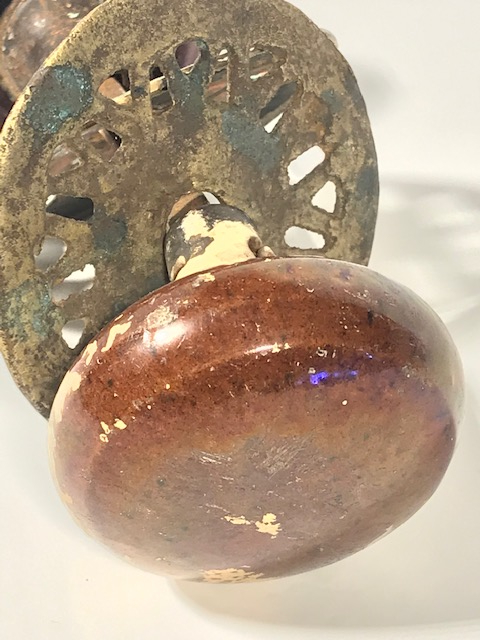 PORSELEN  KAHVERENGİ AYNALI İÇ DIŞ  ARA DEMİRLİ KAPI TOKMAGI 