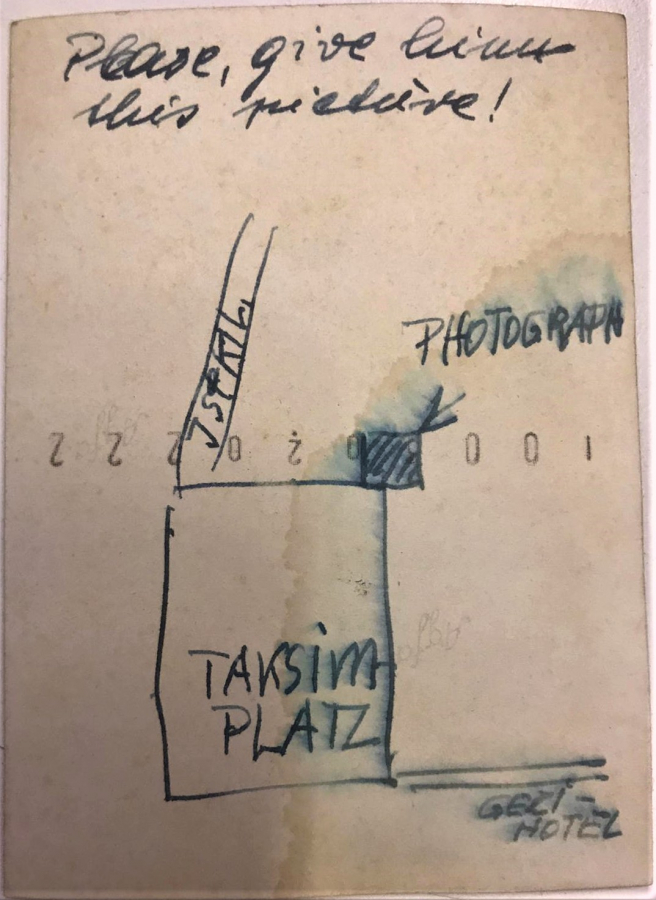 1970 Lİ YILLAR 2 ESNAF  ŞİPŞAK ALAMİNÜT MAKİNA  İLE SOKAK ARASINDA  FOTAGRAF CEKERLERKEN
