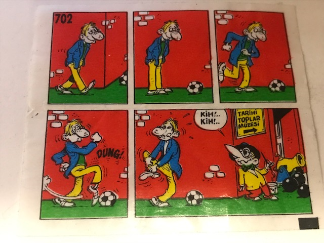  TİPİTİP SAKIZ VE CİKLET İÇERSİNDEN CIKAN YAĞLI KAGIT TÜRÜNDE RENKLİ TİFDRUK BASKI İLE KONULU MİZANSEN KARİKATÜR