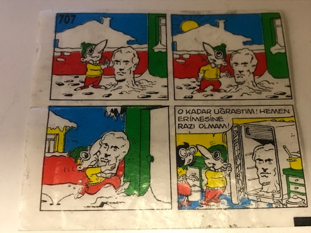  TİPİTİP SAKIZ VE CİKLET İÇERSİNDEN CIKAN YAĞLI KAGIT TÜRÜNDE RENKLİ TİFDRUK BASKI İLE KONULU MİZANSEN KARİKATÜR