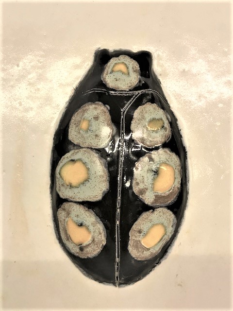 SERAMİK PANO ÜZERİNE 3 ADET KABARTMA RENKLİ BÖCEKLER SANATCI CALIŞMASI 20X29 CM ÖLCÜLERDE