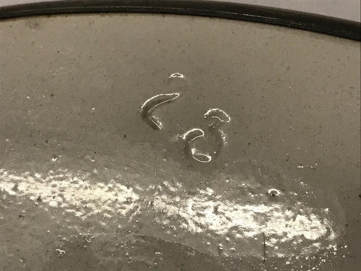 TAŞ TEPSİ YUVARLAK FORMDA GÖBEK CİCEKLİ EL BOYAMA KENARLAR PİRİNC TESTERE EL İŞİ