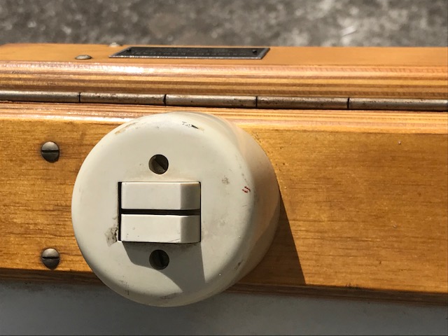 1950 ANTİKA ERA CİFT KAPAKLI MASİF ORTOPEDİ KONTUARI 12 ADET FLEMANLI LAMBA İLE TEDAVİ ALETİ