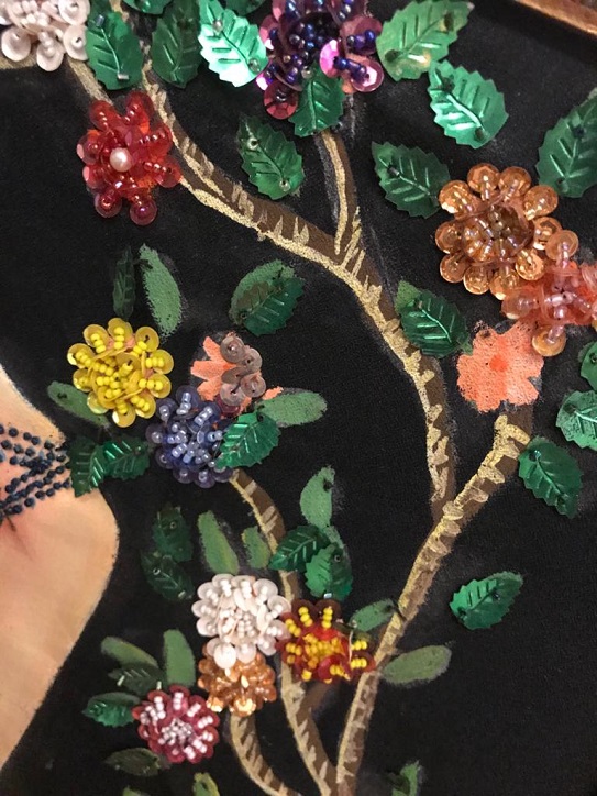 TAMAMI BEZ ÜZERİNE YAGLI BOYA VE RENKLİ FARKLI  BONCUKLAR VE PULLARLA EL İŞCİLİGİ İLE YAPILMIŞ DANS EDEN BAYAN RAKKASE 