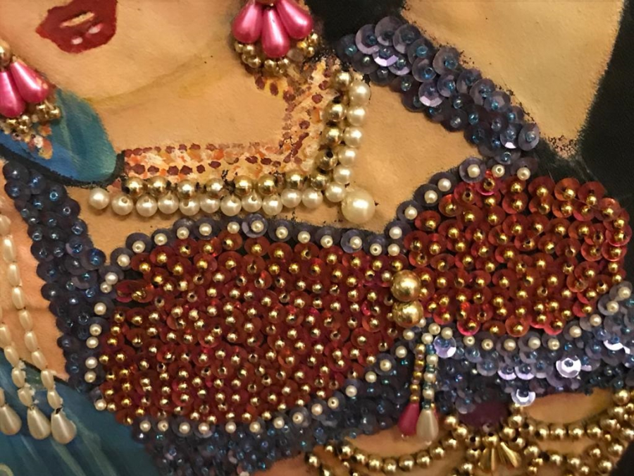 TAMAMI BEZ ÜZERİNE YAGLI BOYA VE RENKLİ FARKLI  BONCUKLAR VE PULLARLA EL İŞCİLİGİ İLE YAPILMIŞ DANS EDEN BAYAN RAKKASE 