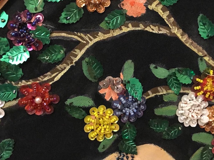 TAMAMI BEZ ÜZERİNE YAGLI BOYA VE RENKLİ FARKLI  BONCUKLAR VE PULLARLA EL İŞCİLİGİ İLE YAPILMIŞ DANS EDEN BAYAN RAKKASE 