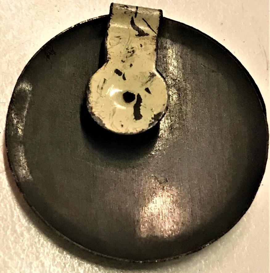 AP ADALET PARTİSİ TENEKE BOMBELİ RENKLİ ROZET ÜZERİNDE KIRAT VE DEMİREL YAZMAKTADIR 