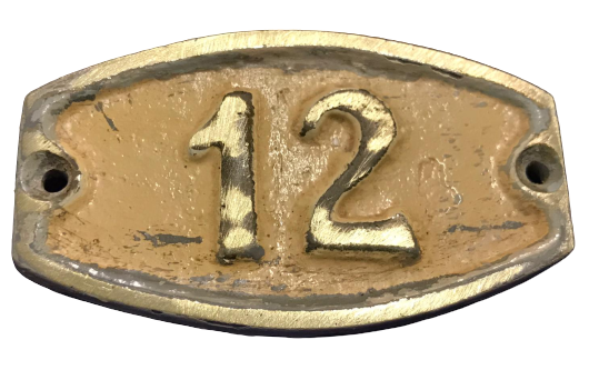 1950 PİRİNC ESKİ KAPI NUMARASI 12 NUMARA 56 X 34 MM OVALİMSİ FORMDA 