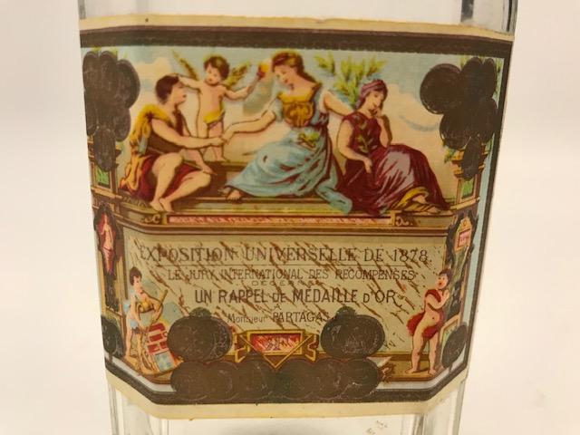 OSMANLI YAPMA İLAC ŞİŞESİ MANTAR KAPAKLI ÜZERİNE YAPIŞAN ETİKETLİ  İSE İLGİSİZ PURO ETİKETİDİR CAM ŞİŞE