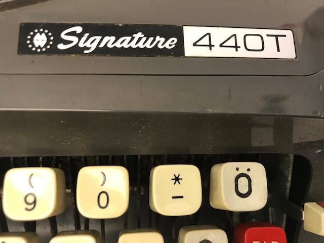 MONTGOMERY WARD SIGNARURE 440 T MEKANİK MANUEL DAKTİLO JAPON CANTASINDA