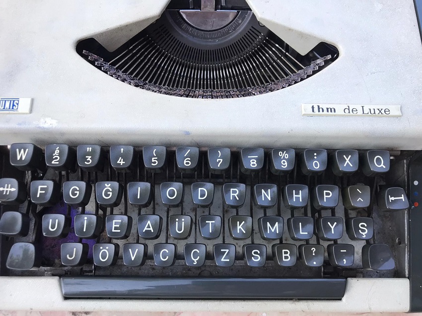 OLİMPIA F KLAVYE THM DE LUXE MEKANİK MANUEL DAKTİLO KUTUSUNDA ORJİNAL 1970 ALMAN MALI