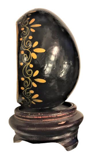 AHŞAP KAİDELİ YUMURTA HZ İSA'NIN CARMIHA GERİLİŞİ VE HAVERELERİNİN ETRAFINDA İSTEK YALVARIŞ VE DUALARI 