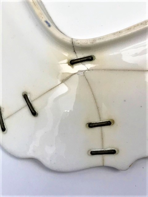 1800 YILLAR SOKAK TAMİRCİLERİNİN TAMİR YAPTIGI EL İŞCİLİKLİ BOYAMALI SERVİS PORSELEN TABAK