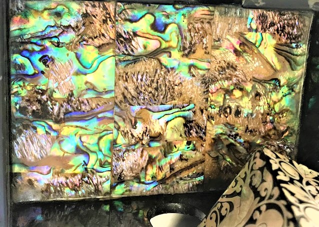 AHŞAP ÜZERİNE SEDEF TESTERE EL İŞİ ANKA KUŞ VE CEYLAN FUGURLU KAPAKLI  MUCEVHER KUTUSU