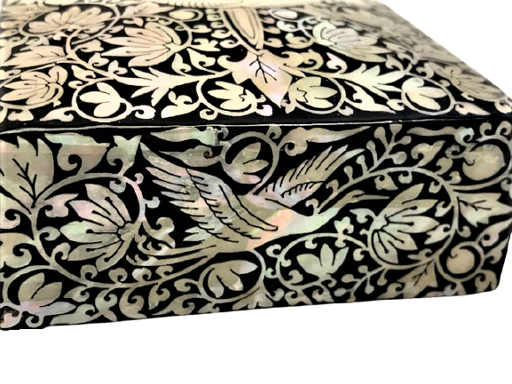 AHŞAP ÜZERİNE SEDEF TESTERE EL İŞİ ANKA KUŞ VE CEYLAN FUGURLU KAPAKLI  MUCEVHER KUTUSU