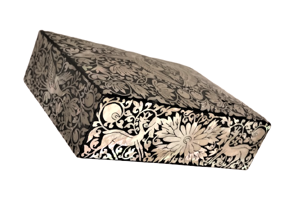 AHŞAP ÜZERİNE SEDEF TESTERE EL İŞİ ANKA KUŞ VE CEYLAN FUGURLU KAPAKLI  MUCEVHER KUTUSU