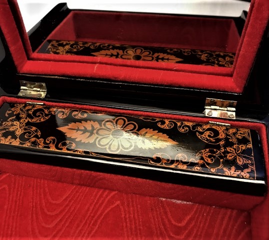 AYNALI KAPAKLI İÇİ BÖLMELİ ÜZERİ MARKUTERİ İŞCİLİKLİ LAKE  MÜCEVHER KUTUSU