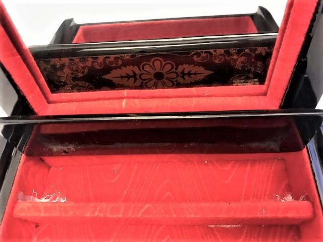 AYNALI KAPAKLI İÇİ BÖLMELİ ÜZERİ MARKUTERİ İŞCİLİKLİ LAKE  MÜCEVHER KUTUSU