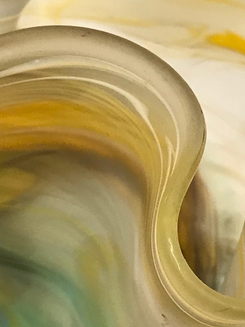 BUZLU SARI YEŞİL TONLARDA MURANO EL İŞCİLİKLİ  SANATCI İMZALI KOPARMA BURGU VAZO 