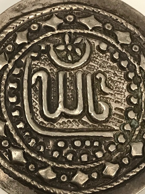İCERSİNDE TILSIM YAZILI DUASI BULUNAN GÜMÜŞ ÜZERİ KABARTMA EL İŞİ YAZILI PAZUBENT OSMANLI TILSIM DUALI KÖTÜLÜK KAZA VE BELALARDAN KORUYAN