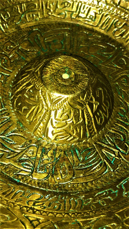 ŞİFA TASI  OSMANLI BRONZ TAS ÜZERİ İÇİ DIŞI HER TARAFI USTA KALEM İŞİ İLE KOMPLE DUALARLA TASAVVUF MOTİFLERLE SÜSLENMİŞ YAZILMIŞ 