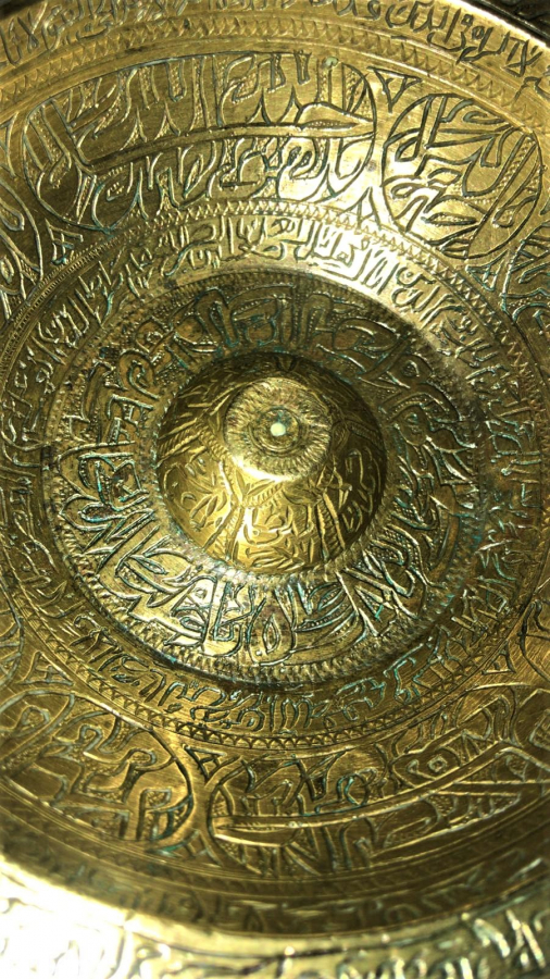 ŞİFA TASI  OSMANLI BRONZ TAS ÜZERİ İÇİ DIŞI HER TARAFI USTA KALEM İŞİ İLE KOMPLE DUALARLA TASAVVUF MOTİFLERLE SÜSLENMİŞ YAZILMIŞ 