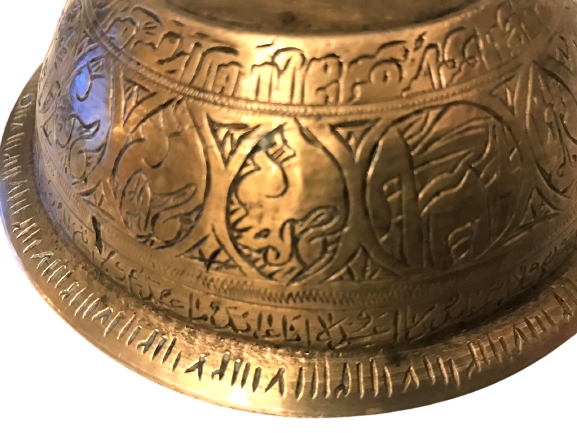 ŞİFA TASI  OSMANLI BRONZ TAS ÜZERİ İÇİ DIŞI HER TARAFI USTA KALEM İŞİ İLE KOMPLE DUALARLA TASAVVUF MOTİFLERLE SÜSLENMİŞ YAZILMIŞ 