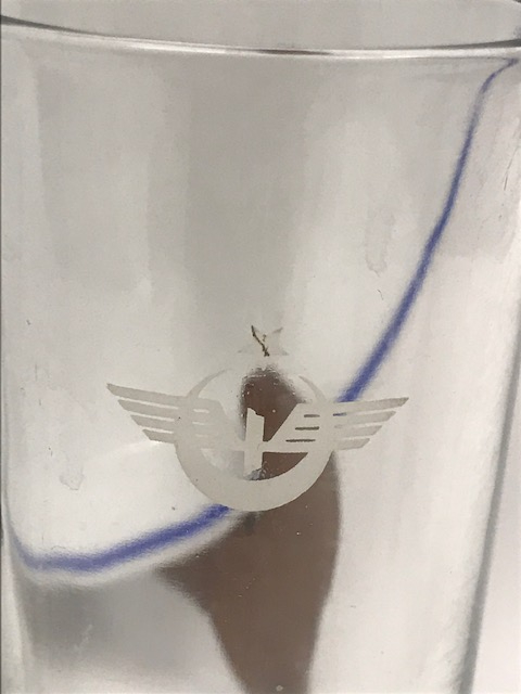 1950 TCDD ARMALI LEGOLU 2 ADET KALIN CAMDAN YAPILMIŞ RAKI BARDAGI VE BİR ADET TCDD LEGOLU PORSELEN  SERVİS TABAGI 