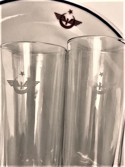 1950 TCDD ARMALI LEGOLU 2 ADET KALIN CAMDAN YAPILMIŞ RAKI BARDAGI VE BİR ADET TCDD LEGOLU PORSELEN  SERVİS TABAGI 