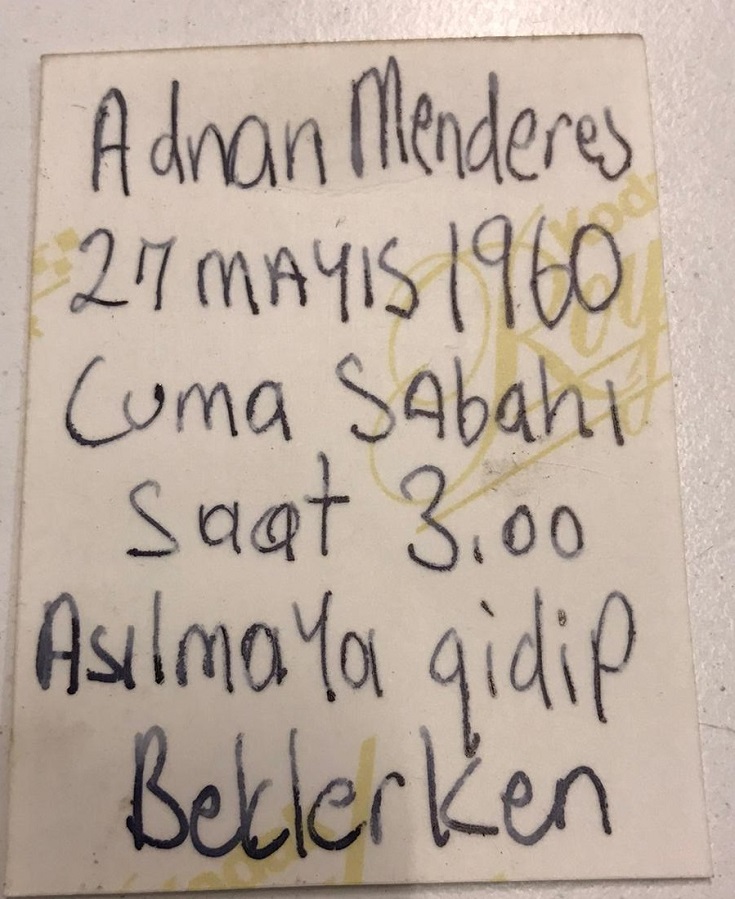 ADNAN MENDERES ELLERİ KECEPLELİ YAKASINDA FERMANI İGNELENMİŞ KOLTUKDA BEKLERKEN 27 MAYIS 1960 CUMA SAAT GECE 03:00