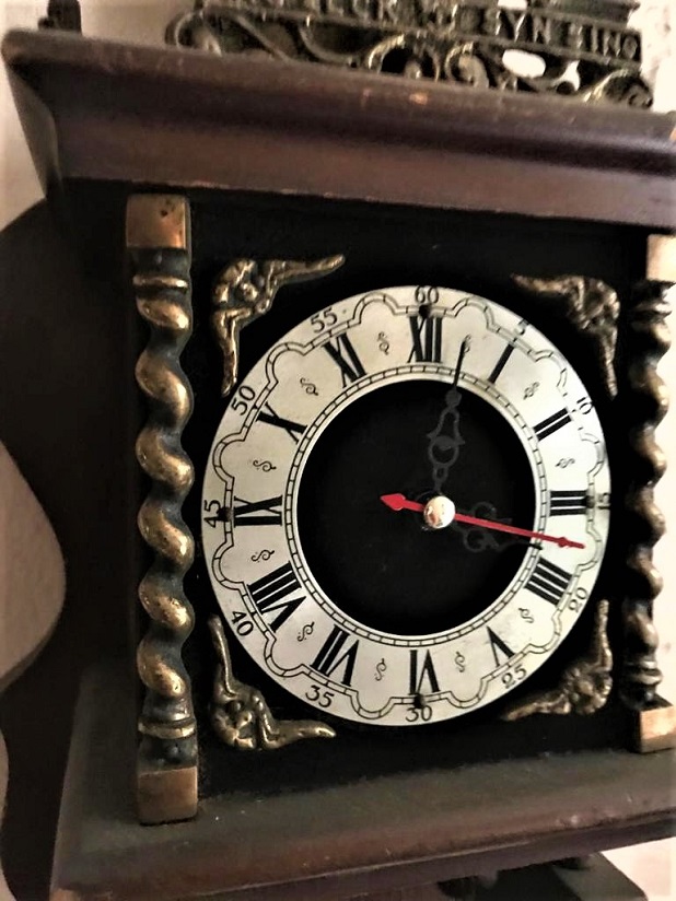 HOLLANDA SARKACLI SAAT BRONZ VE AHŞAP EN ÜSTTE DUNYAYI TAŞIYAN BRONZ HEYKELLİ