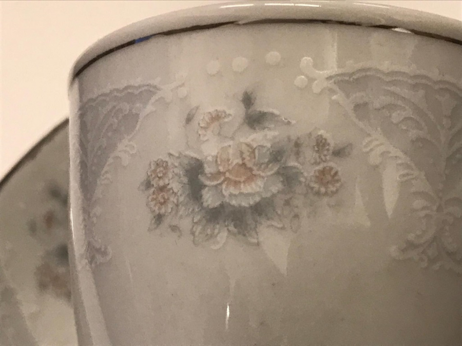 2 ADET ESKİ CİN PORSELENİNDEN TİRYAKİ KAHVE FİNCANI  TABAK VE FİNCAN CİCEK DESENLİ KENARLAR GÜMÜŞ EL CEKME 