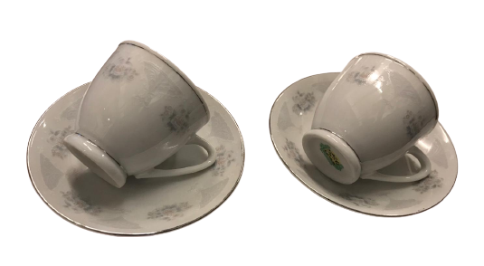 2 ADET ESKİ CİN PORSELENİNDEN TİRYAKİ KAHVE FİNCANI  TABAK VE FİNCAN CİCEK DESENLİ KENARLAR GÜMÜŞ EL CEKME 