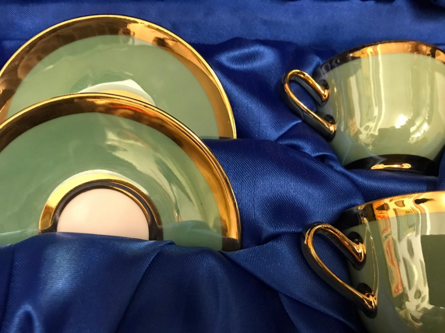  ÖZEL TASARIM  EL YAPIM SU YEŞİLİ ÜZERİ ALTIN CEKME ALMAN MALI FİNCAN TAKIMI SERİ NUMARALI KADİFE KUTUSUNDA 