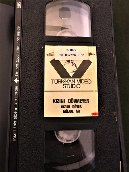 KIZINI DÖVMEYEN DİZİNİ DÖVER VİDEO FİLM VHS KASET MÜZDE AR MAHMUT CEVHER